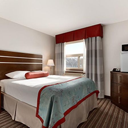 Super 8 By Wyndham Saskatoon Near Downtown Exterior foto