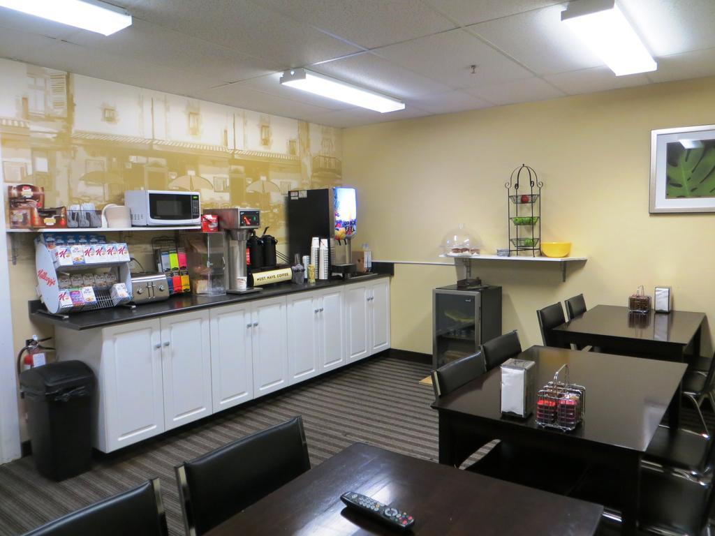 Super 8 By Wyndham Saskatoon Near Downtown Exterior foto