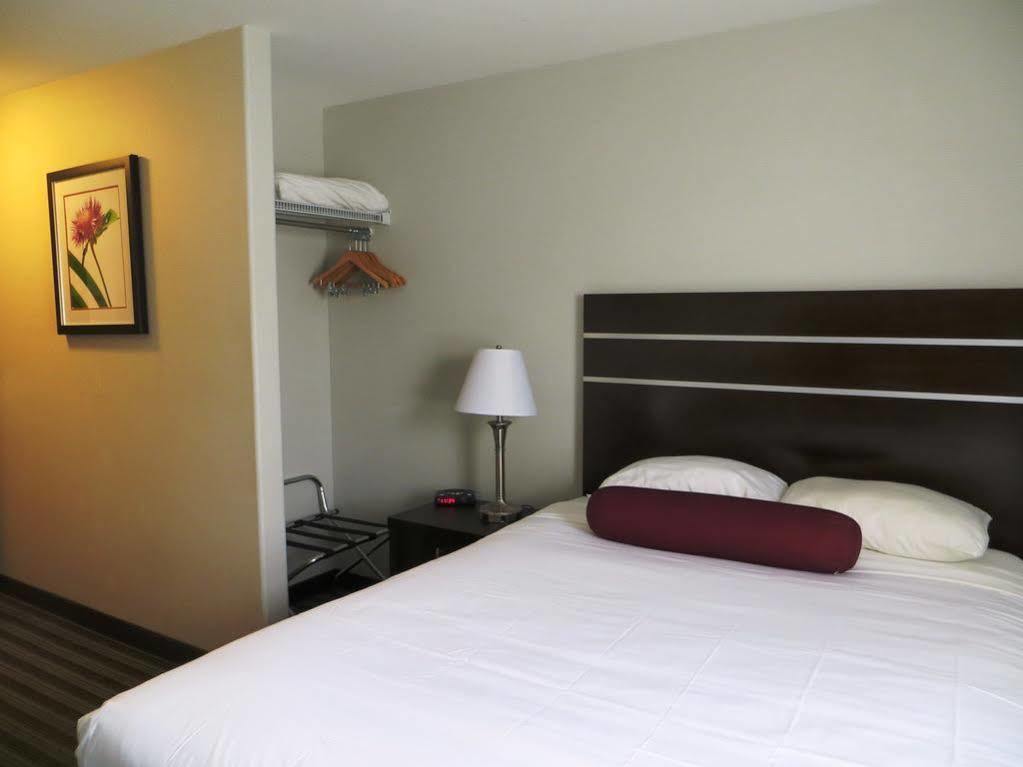 Super 8 By Wyndham Saskatoon Near Downtown Exterior foto